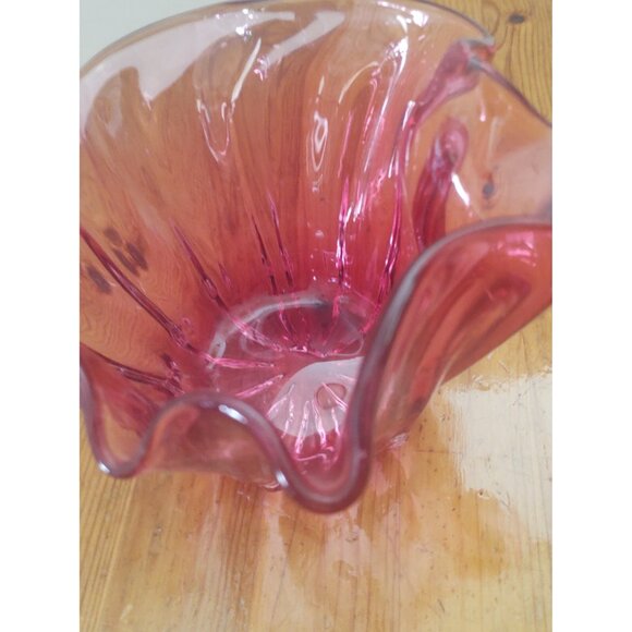 Anthony Rossi Hand Blown Glass Fluted Edge Cranberry Bowl 6" x 6" x 4.5" Canada - Picture 6 of 12